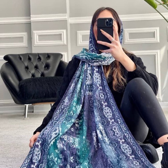 Scarf - Picture 2 of 7